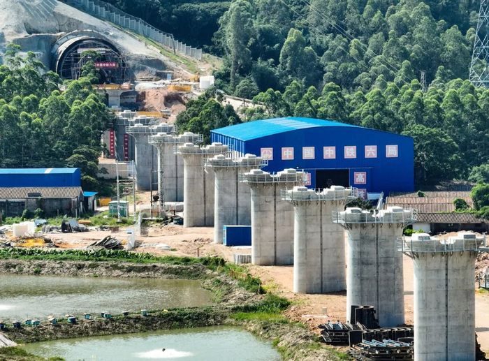 珠肇高铁先行段施工现场。梁冠贤、斗宣/摄