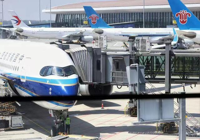 CZ673航班由空客A350执飞，首航航班载有旅客超240人。新京报记者 陶冉 摄