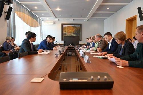 驻哈巴罗夫斯克总领事姜笑洋出席总领馆举行的中俄游客安全保护工作联席会议