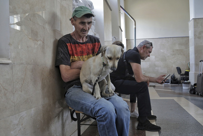 当地时间2023年6月6日，卡霍夫卡水电站大坝遭破坏后引发洪水，人们等待疏散列车。