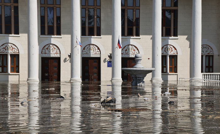 当地时间2023年6月6日，卡霍夫卡水电站大坝决口后，大水淹没新卡霍夫卡社区中心。