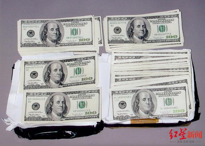 ↑汉森收过的美元现金