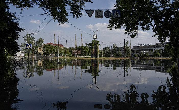 当地时间2023年6月6日，赫尔松地区，卡霍夫卡水电站大坝遭破坏后，街道被水淹没。