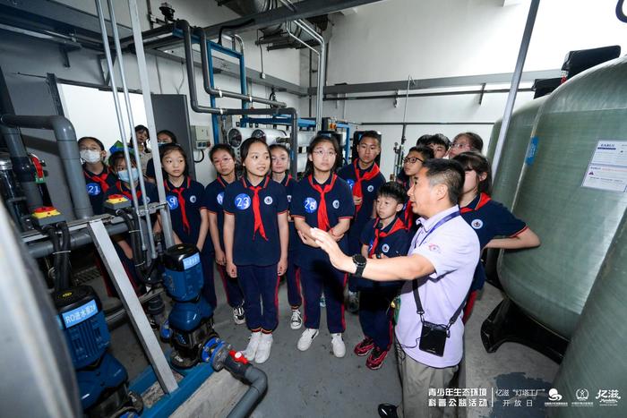 学生们实地参观亿滋苏州“灯塔工厂”