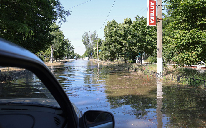 当地时间2023年6月6日，卡霍夫卡水电站大坝决口后，水淹没了新卡霍夫卡市区街道。