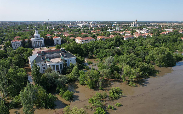 当地时间2023年6月6日，卡霍夫卡水电站大坝遭破坏后，新卡霍夫卡城区被水淹没。