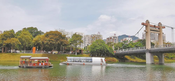 绶溪公园内碧波荡漾，画舫悠游。    陈盛钟 摄