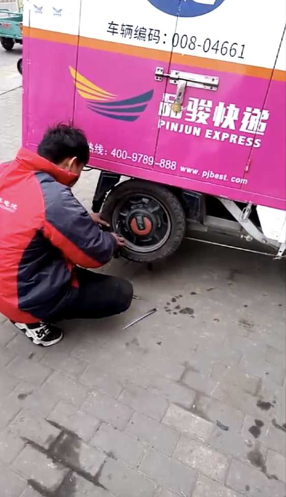 胡安焉在派件途中补胎，图据受访者