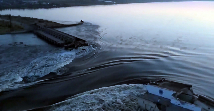 当地时间2023年6月6日，赫尔松地区，卡霍夫卡水电站的一个突破口，水流强劲。