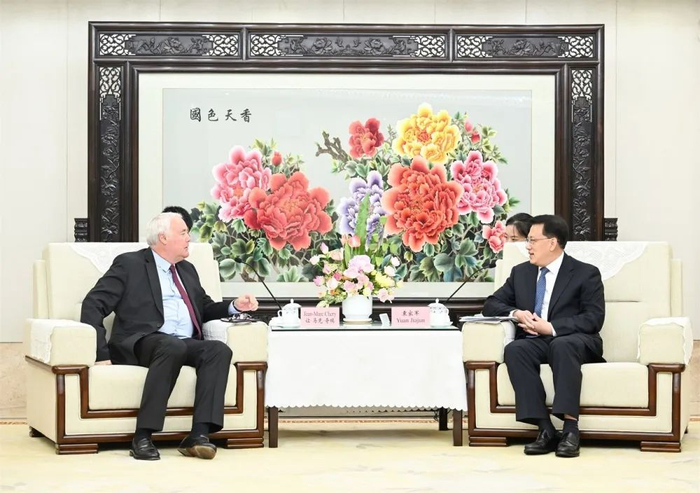 6月8日下午，重庆市委书记袁家军会见意法半导体集团总裁兼首席执行官让·马克·奇瑞一行。图片来源：重庆发布