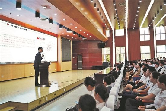 乘务员专场招聘宣讲现场。