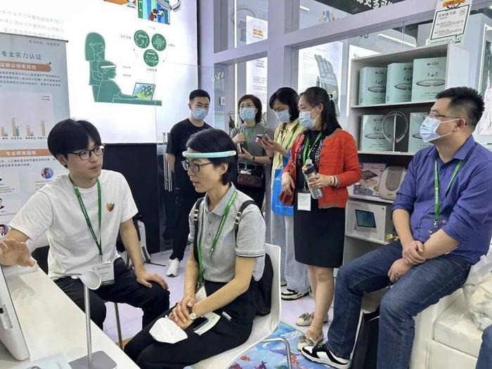 “开星果脑机接口社交训练系统头环”亮相中国国际福祉博览会