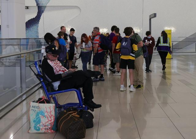 当地时间2023年6月7日，美国纽约，乘客等待延误的航班。图/视觉中国