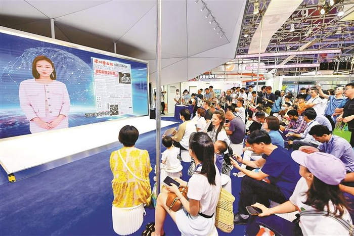 6月7日，文博会9号馆，深圳报业集团AI数字人主播李娜惊艳登场。深圳商报记者 韩墨 摄