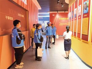 外卖小哥参观春城劳模工匠馆