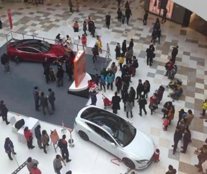 商场内新能源展车被男童开动撞上扶梯 现场视频曝光