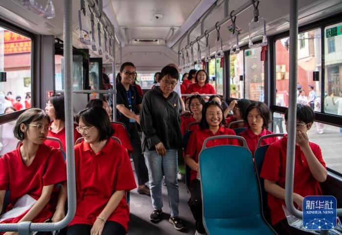 6月7日，第一天考试结束，张桂梅与学生一同乘车返回。