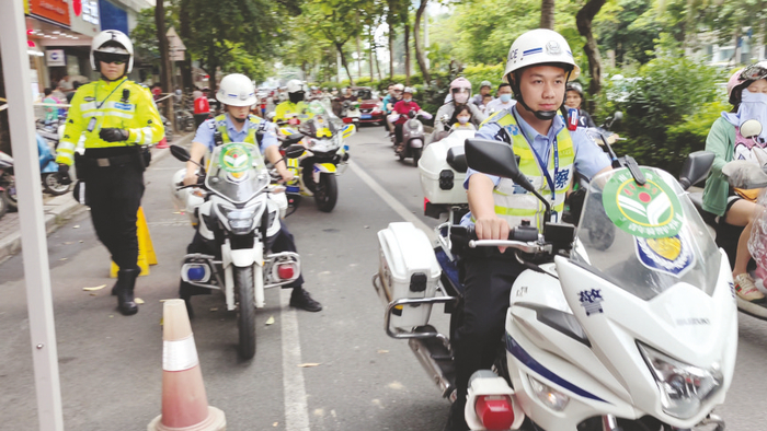     在南宁沛鸿民族中学桃源校区考点周边，交警正在疏导道路交通    本报记者 程勇可 摄