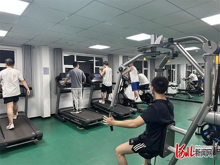 6月2日，中国电科产业基础研究院职工公寓，入住员工在健身房内锻炼。河北日报通讯员 齐 鑫摄