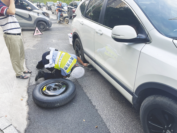     一辆送考车半路爆胎，交警帮忙更换轮胎 （警方供图）