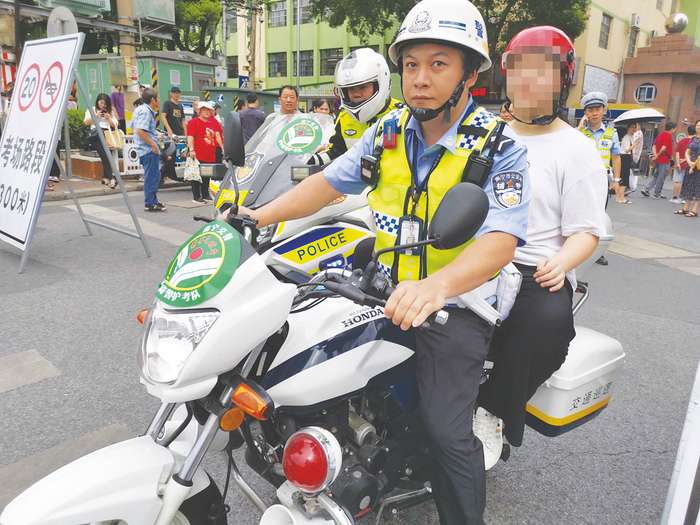     交警铁骑护送一考生回家拿身份证（警方供图）