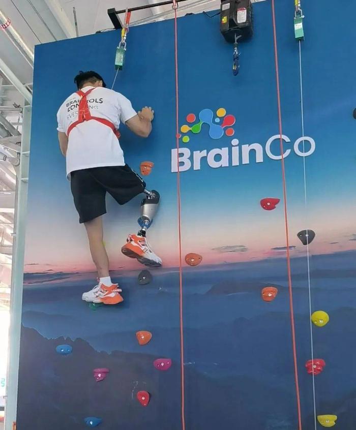 BrainCo强脑科技产品体验官小林穿戴智能灵巧假腿攀岩