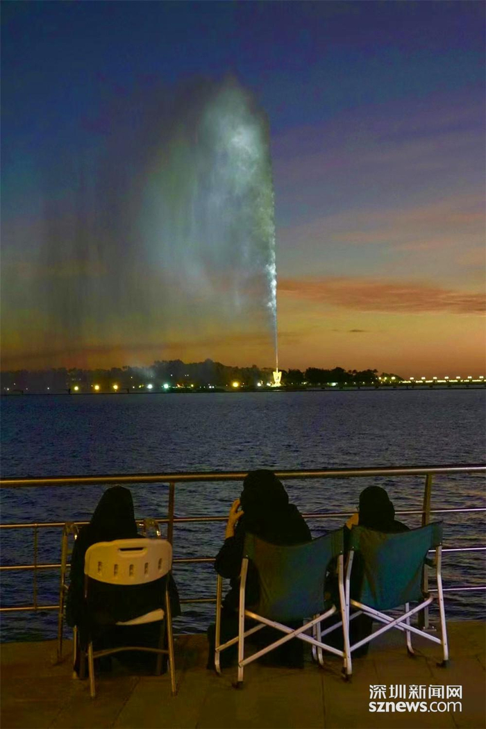 望着那升腾的雾气，气势恢宏，令人心潮澎湃。李仁奇 摄