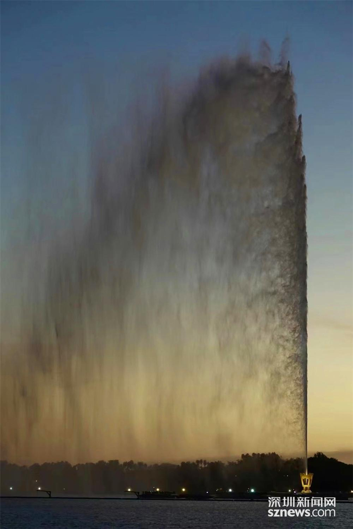 吉达喷泉是国际公认的建筑杰作，如今已成为吉达的象征，喷出的水柱高达312米，为世界之最。李仁奇 摄