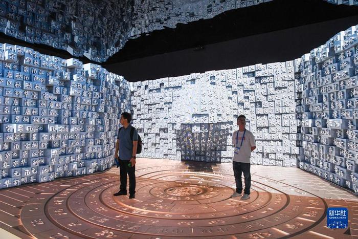 6月8日，观众在文博会上观看活字印刷3D展示。新华社记者 梁旭 摄