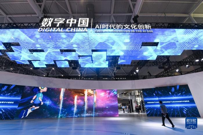 6月8日，观众步入文博会数字中国主题展区。新华社记者 梁旭 摄