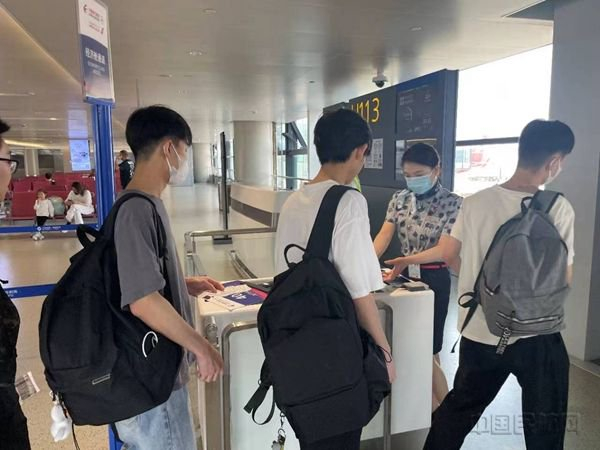 许多学生选择用毕业旅行记录青春重要一刻（东航供图）