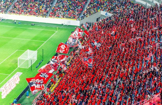 ▲成都红色刀锋球迷会助威现场