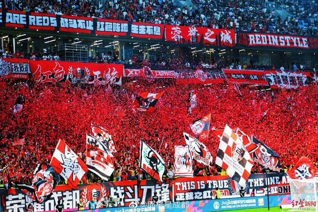 ▲成都红色刀锋球迷会助威现场