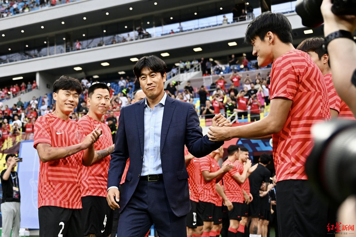 赛前成足主帅徐正源出场，球员列队欢迎 摄影记者 刘海韵