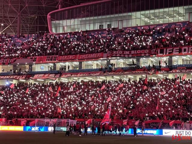 ▲本赛季凤凰山第一次“星光演唱会”现场