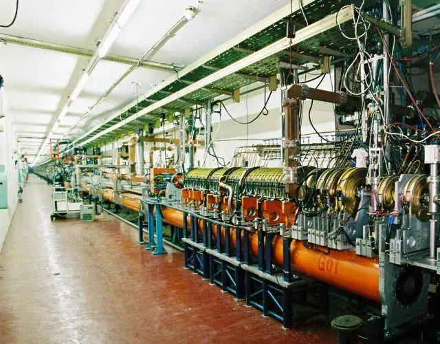 安装完成的直线加速器。图/中国科学院高能物理研究所网站