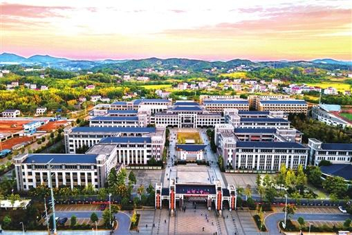 双峰一中航拍图。 李建新 摄