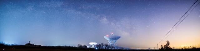 3月28日2时许，国家天文台密云观测站，银河升起（全景接图）。新京报记者 王子诚 摄