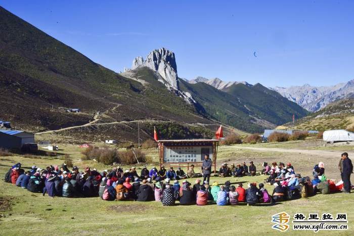 图为驻山工作队开展集中宣讲。