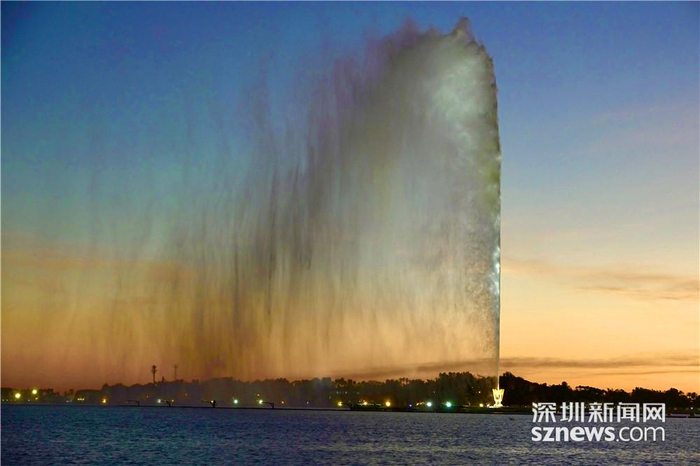 当激昂的音乐响起，喷泉水柱冲向天空，又坠落海面。李仁奇 摄