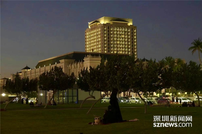 滨海路的酒店也是极好的观赏地点。李仁奇 摄