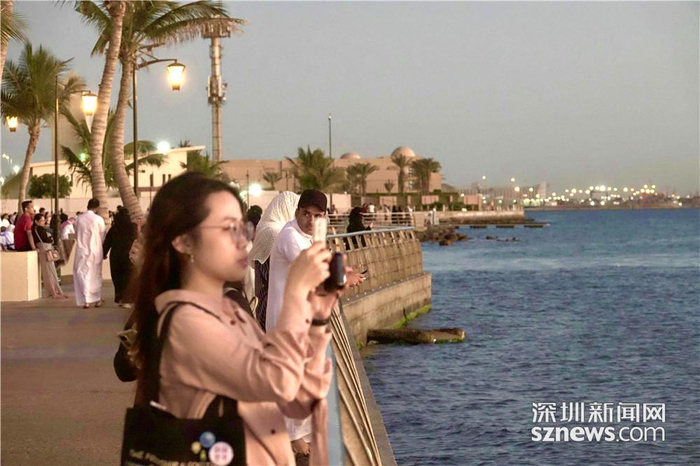 滨海路是观看和拍摄喷泉的最佳地点。李仁奇 摄