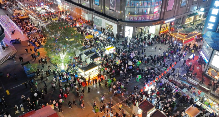 吉林市一处夜市吸引大量游客。新华社发（吉林市委宣传部提供）