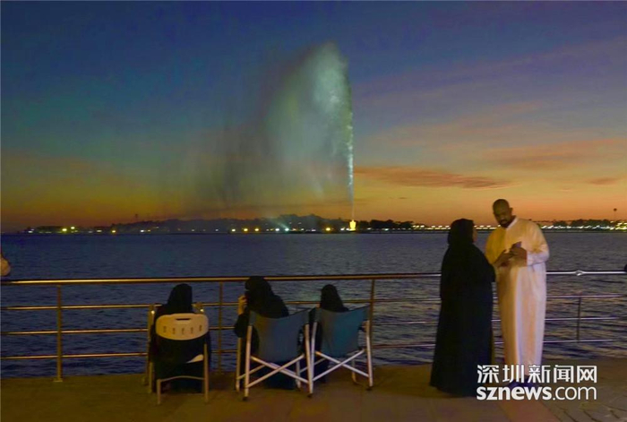 喷泉水在柔和的红海海风吹拂下，犹如一面珠帘挂在天际。李仁奇 摄