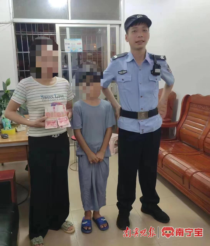 马女士拿着失而复得的现金喜上眉梢。良庆警方供图