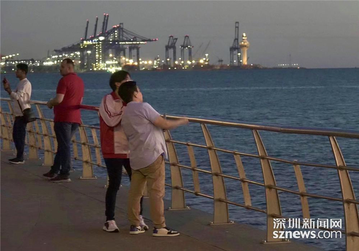 游人在此驻足，久久不愿离去。李仁奇 摄