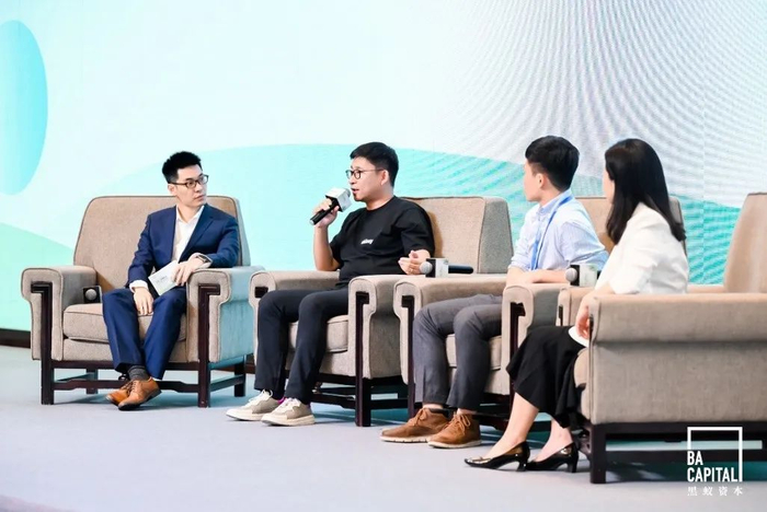 Oladance创始人李浩乾（左二）