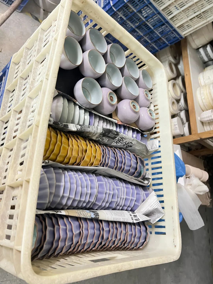 成框的废品堆积如山