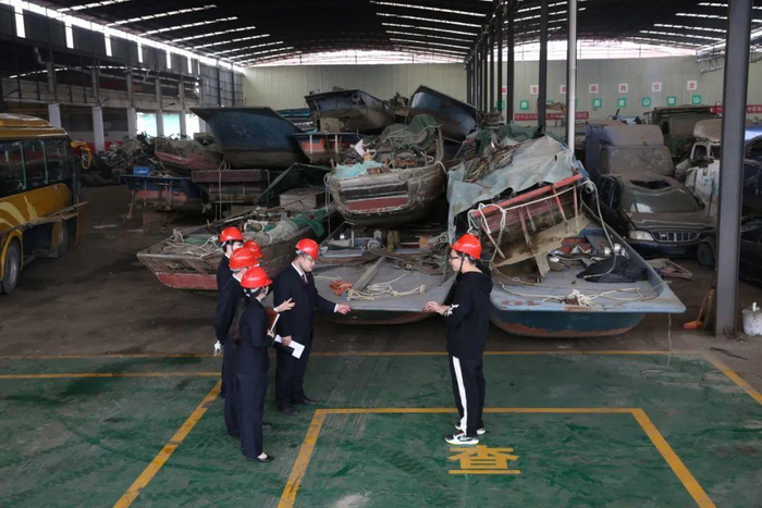 ↑清城区检察院到扣押船只现场对关联证据进行复核。图据最高人民检察院