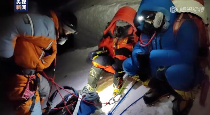 放弃登顶珠峰救人被质疑，救援者：就怕“扶不扶”，所以用无人机拍下了证据！被救女子花光积蓄，登山公司将承担救援费